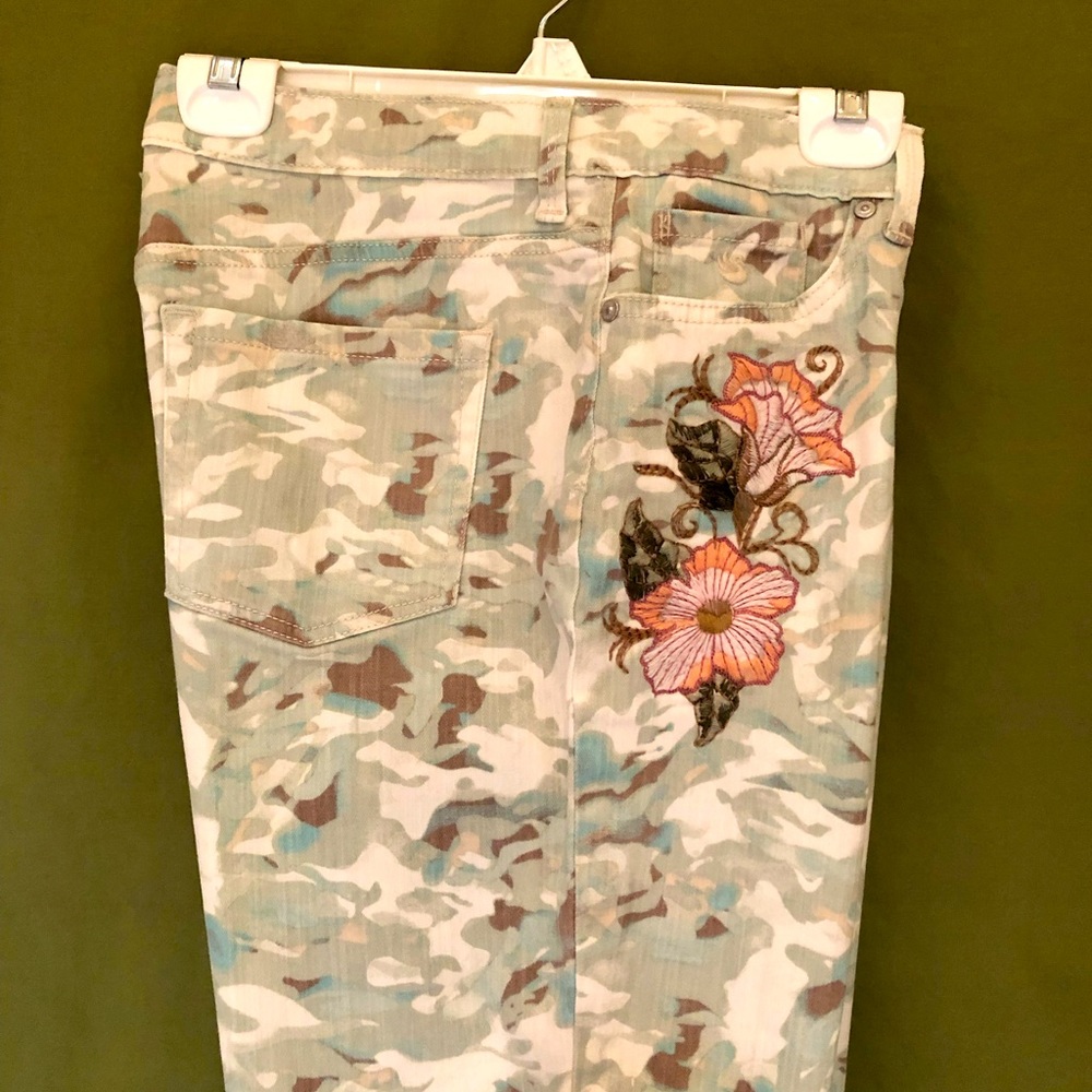 Camo jeans with pink embroidery Gloria Vanderilt size12